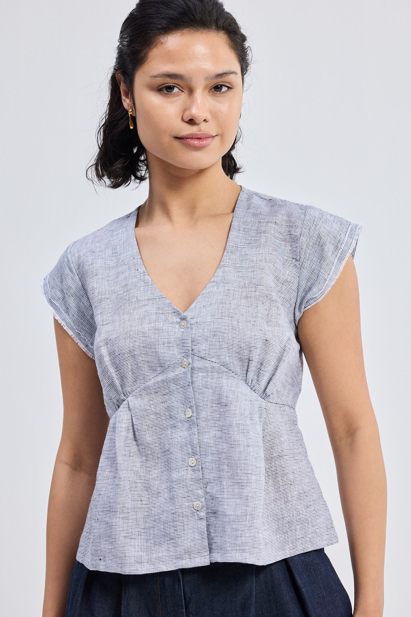 Deep V-neck short top in Linen Stripes, Pin striped Linen / Cool Gray, alternate image number 5