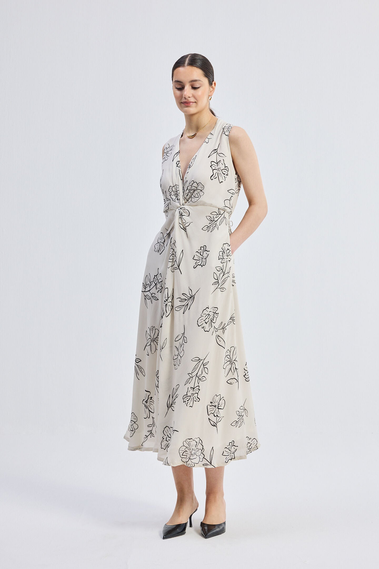 Front Twist Maxi dress in Black Florals, Flowers in the wind / Ivory, alternate image number 2