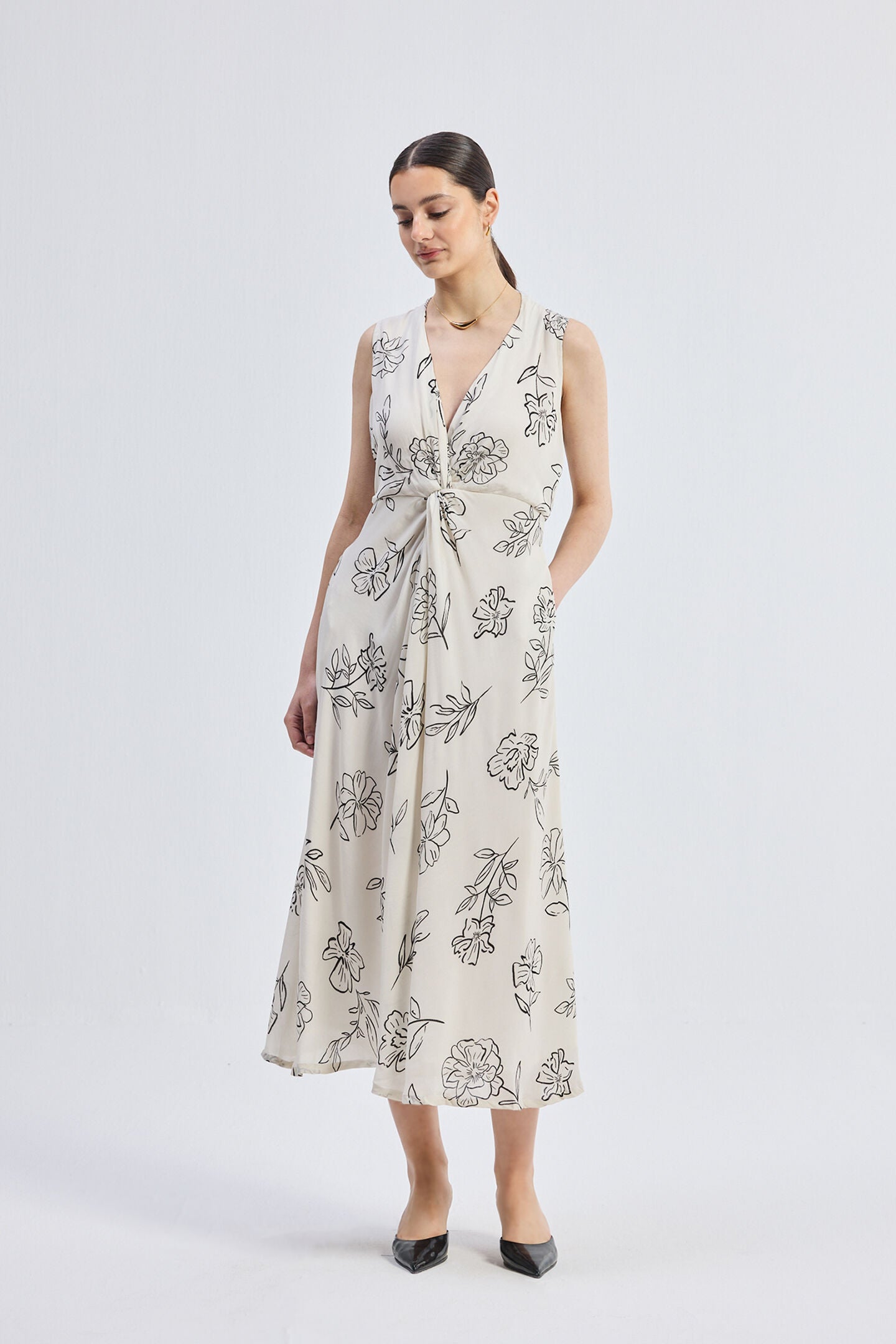 Front Twist Maxi dress in Black Florals, Flowers in the wind / Ivory, alternate image number 5