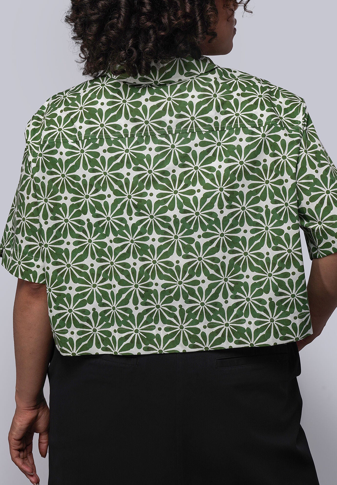 The Essential Cropped Button Up, TALAVERA MOSS GREEN / Forest Green, alternate image number 2