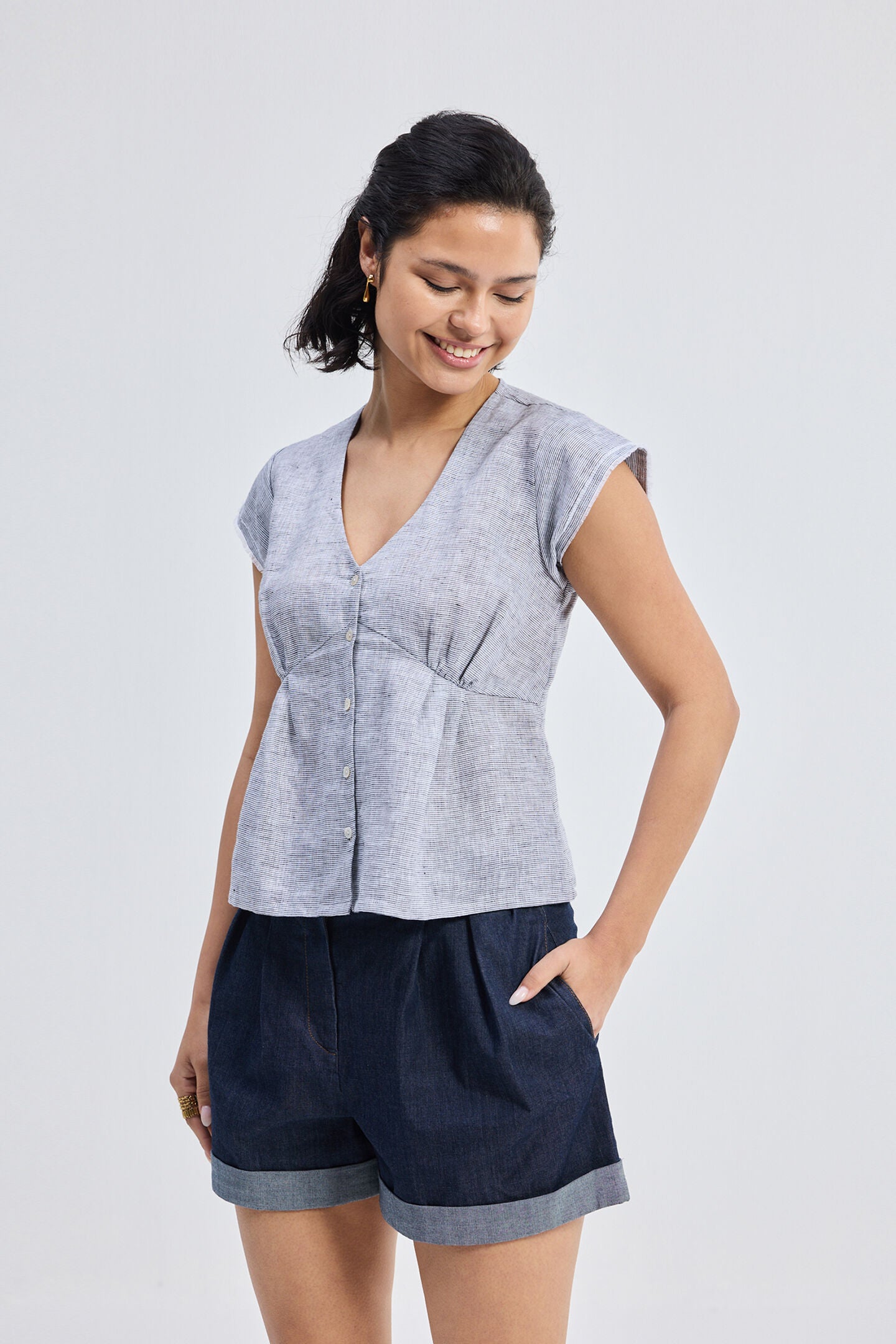 Deep V-neck short top in Linen Stripes, Pin striped Linen / Cool Gray, alternate image number 5