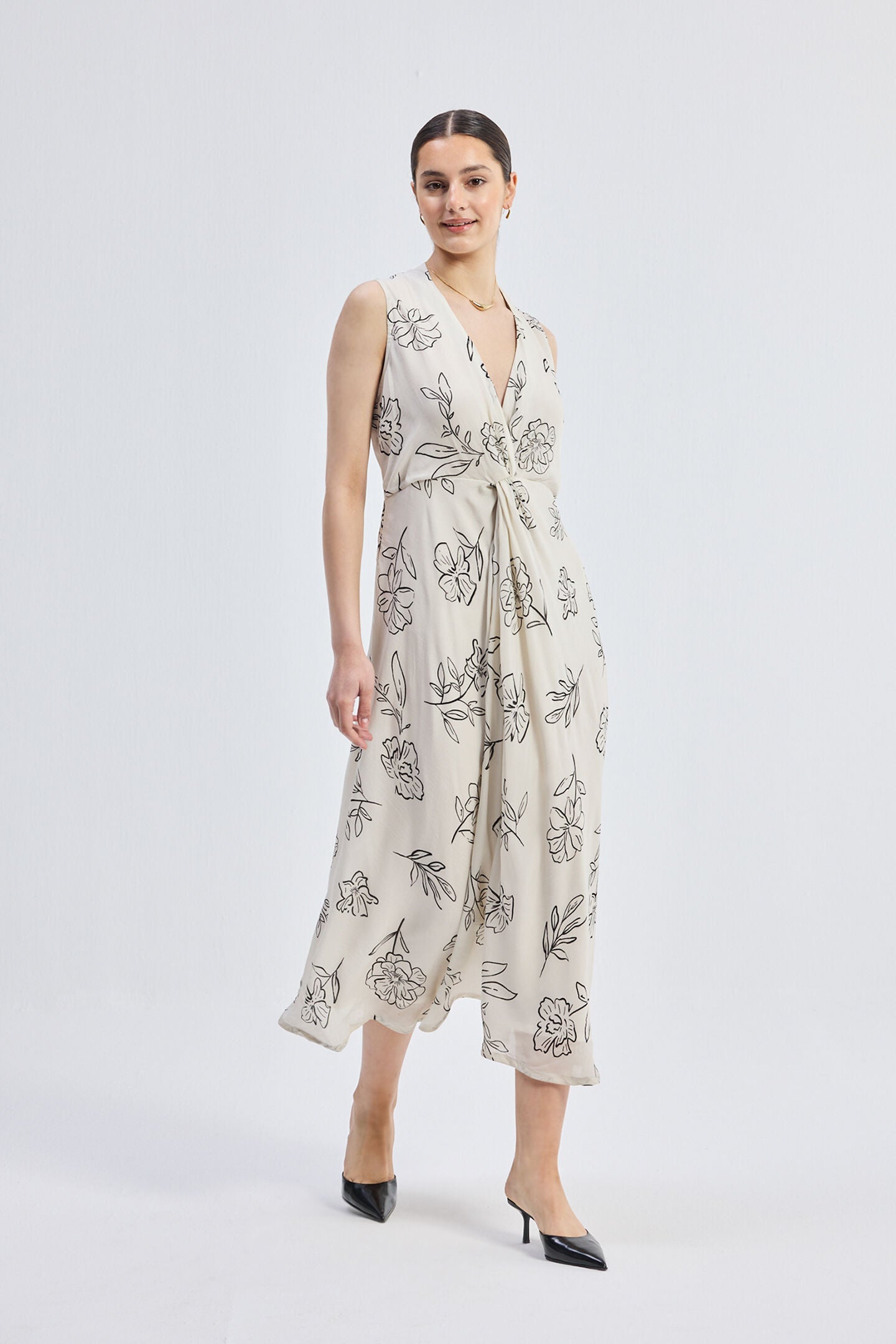 Front Twist Maxi dress in Black Florals, Flowers in the wind / Ivory, alternate image number 4