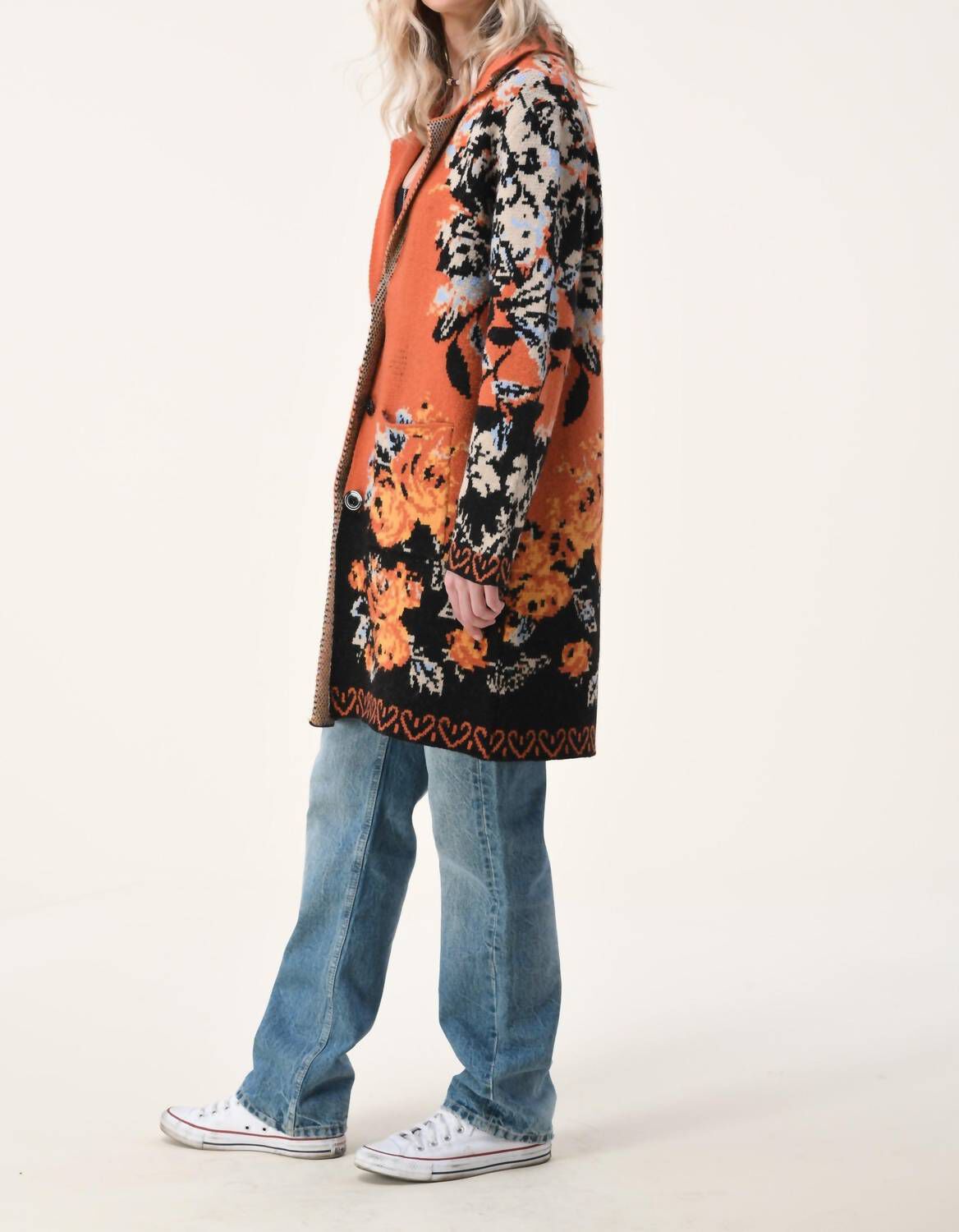 FLOWER JACQUARD COLLAR AND 3 BUTTONS CARDIGAN IN ORANGE, Orange / Orange, alternate image number 2