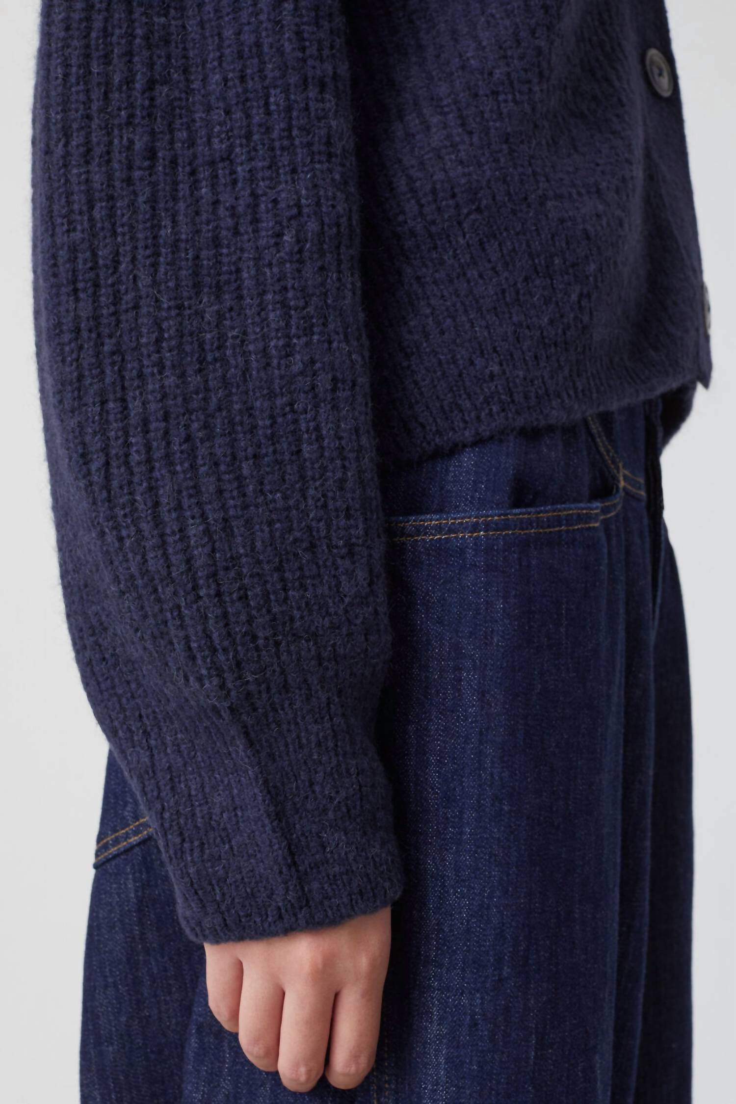 V-NECK CARDIGAN IN DARK NIGHT, , alternate image number 7