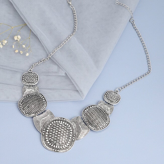 SOHI Women's Textured Statement Necklace, Silver / Silver, alternate image number null
