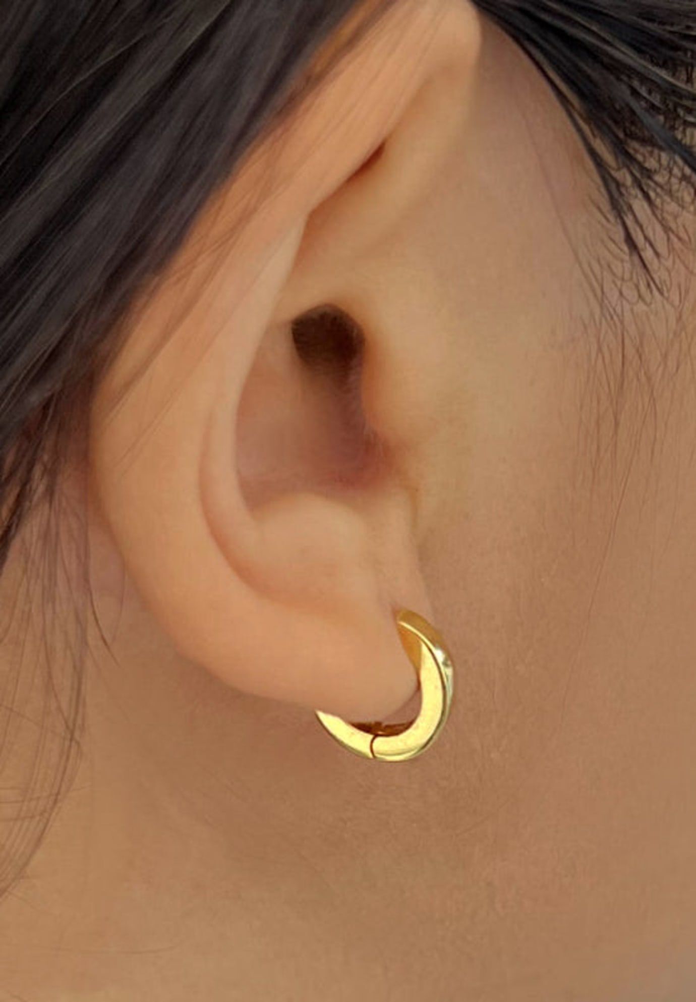 ESSENTIAL Small Huggie | Single Earring, Gold / Gold, alternate image number 5