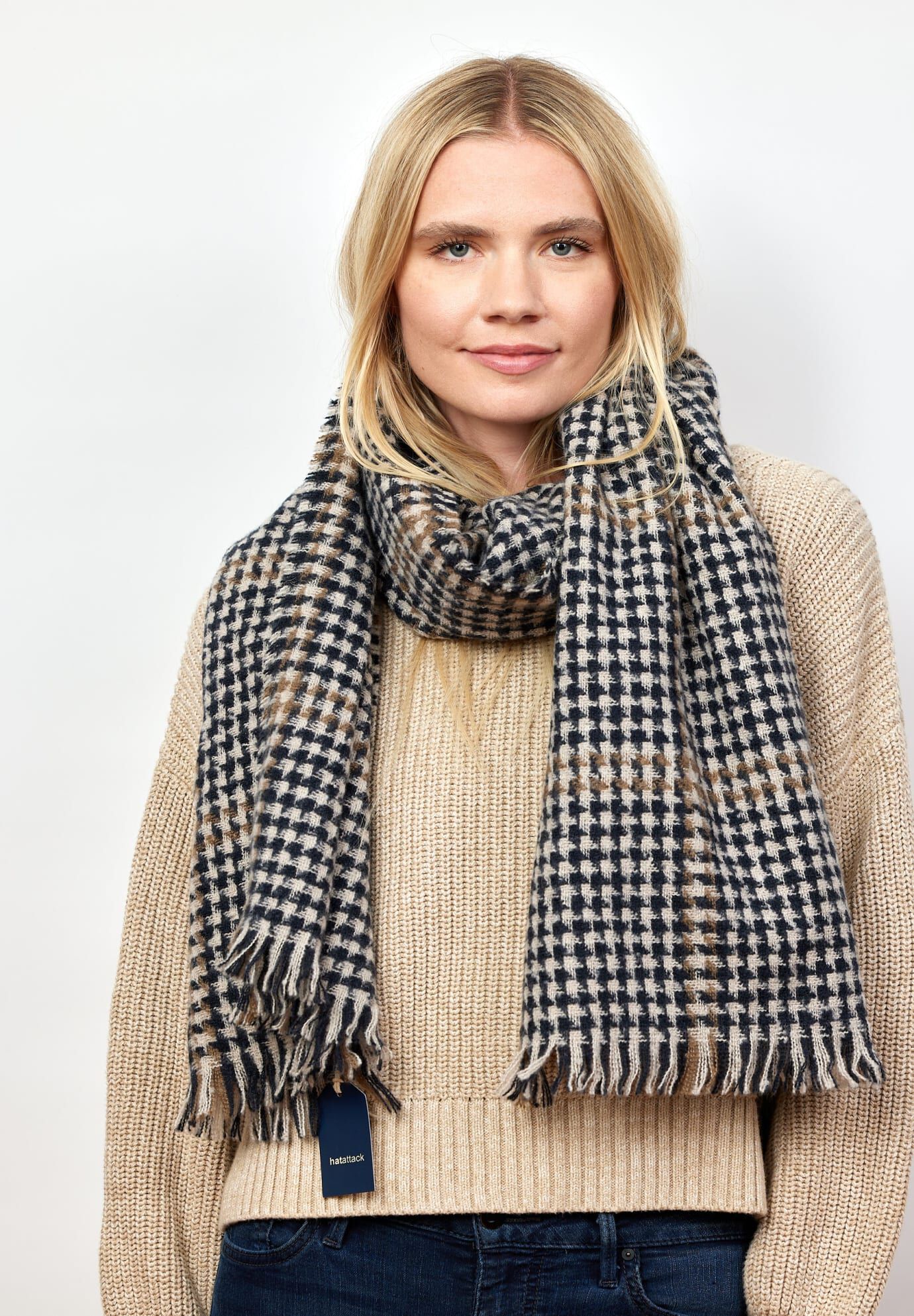 Peak Scarf, Black and White / Black, alternate image number 3