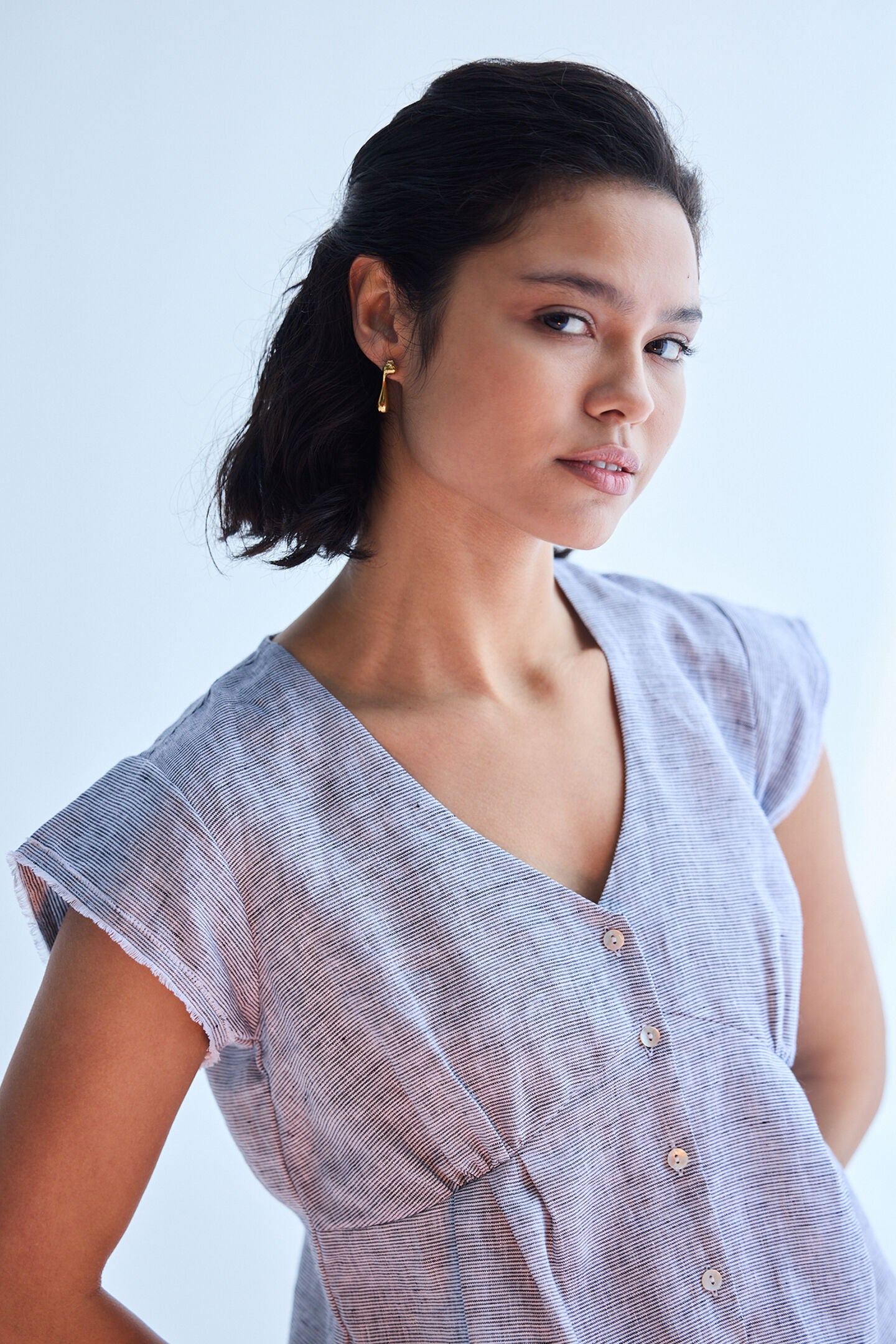 Deep V-neck short top in Linen Stripes, Pin striped Linen / Cool Gray, alternate image number 3