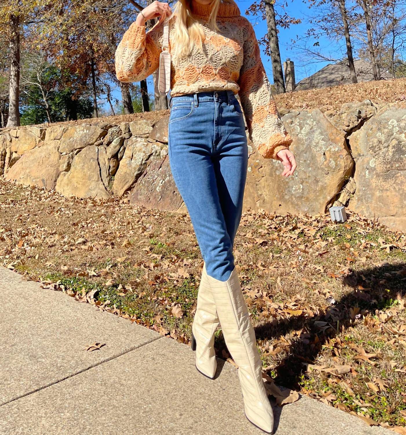 OPEN-KNIT CHUNKY TURTLENECK SWEATER IN BEIGE PAPAYA STRIPE, Beige Papaya Stripe / Beige, alternate image number 2