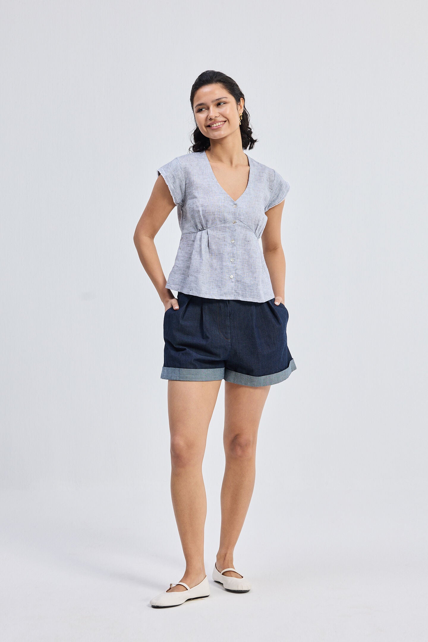 Deep V-neck short top in Linen Stripes, Pin striped Linen / Cool Gray, alternate image number 4