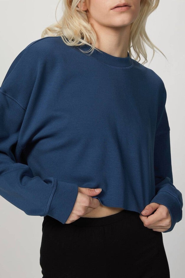 CROPPED SWEATSHIRT IN PALE NAVY, Pale Navy / Navy, alternate image number null
