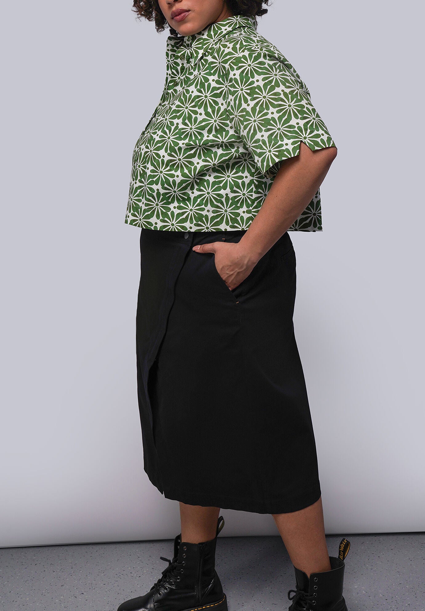 The Essential Cropped Button Up, TALAVERA MOSS GREEN / Forest Green, alternate image number 1