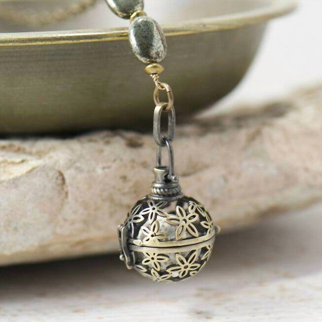 STARFLOWER DIFFUSER ESSENTIAL OIL LOCKET NECKLACE IN BRASS, , alternate image number null