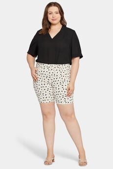 ELLA SHORT WITH SIDESEAM SLITS