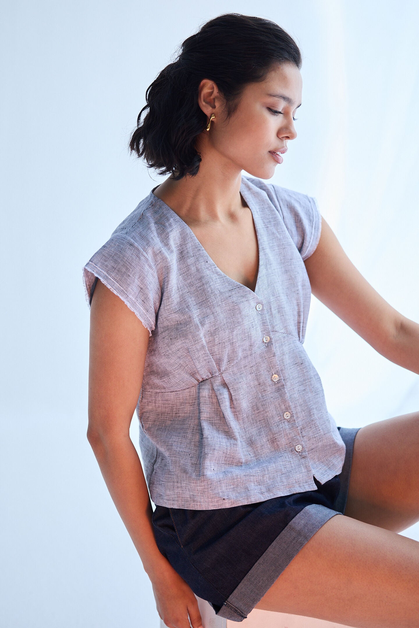 Deep V-neck short top in Linen Stripes, Pin striped Linen / Cool Gray, alternate image number 2