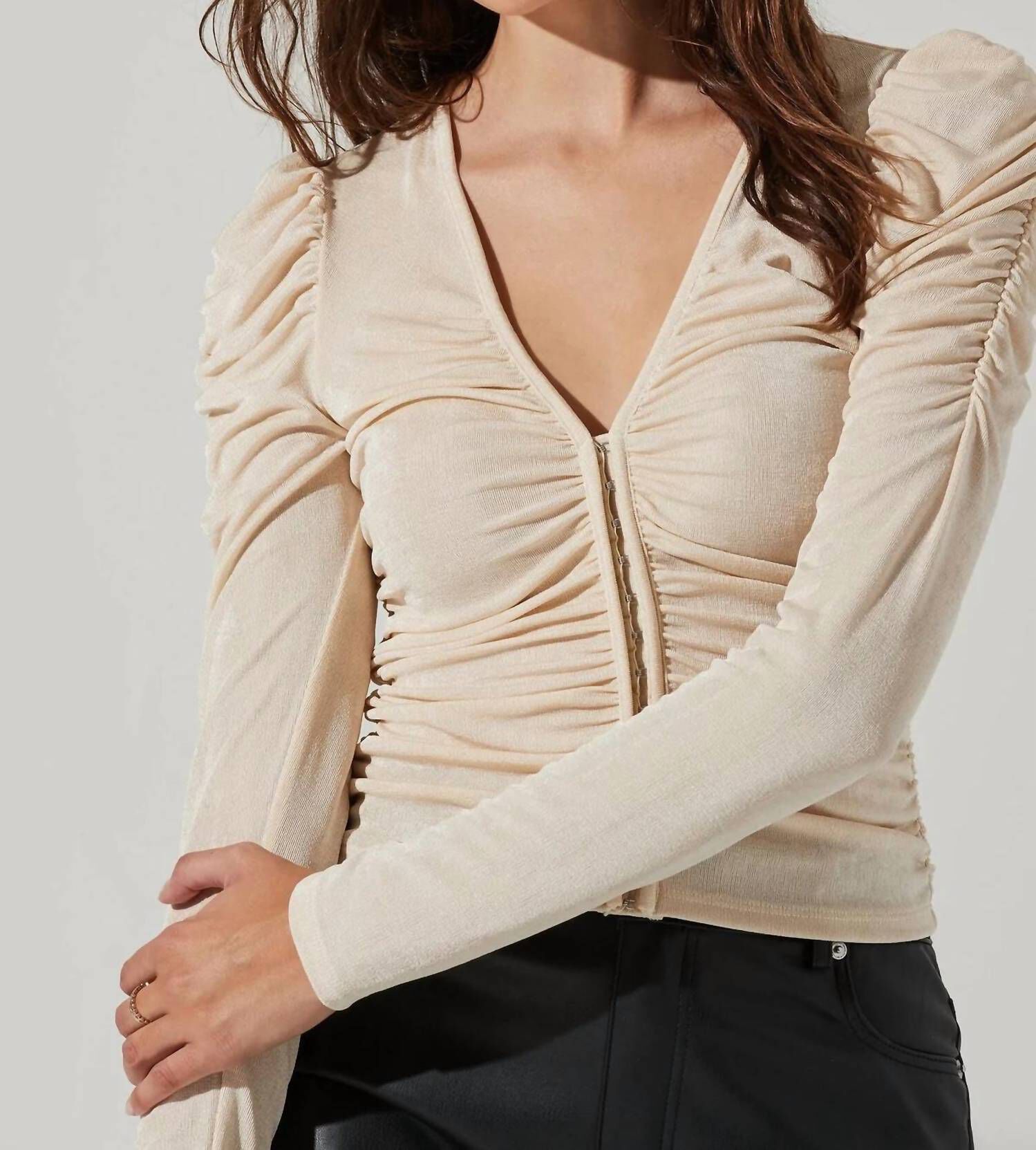 ENCINO RUCHED TOP IN CREAM, Cream / Beige, alternate image number 2