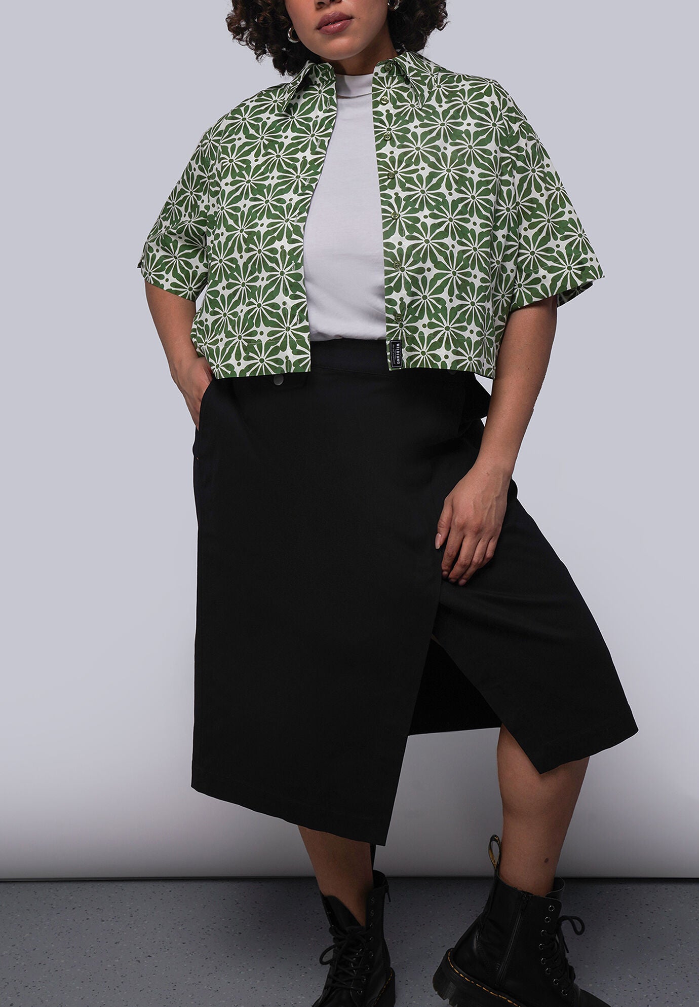 The Essential Cropped Button Up, TALAVERA MOSS GREEN / Forest Green, alternate image number 5