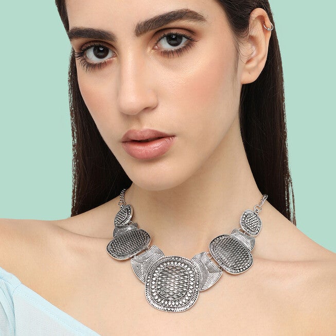 SOHI Women's Textured Statement Necklace, Silver / Silver, alternate image number null