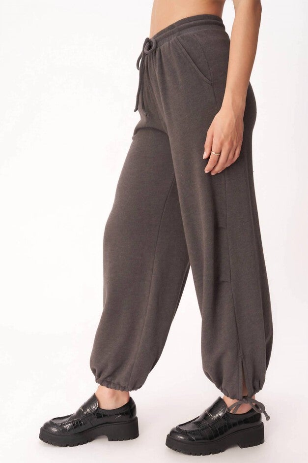 ON THE RISE PARACHUTE PANT IN VINTAGE BLACK, Vintage Black / Black, alternate image number null