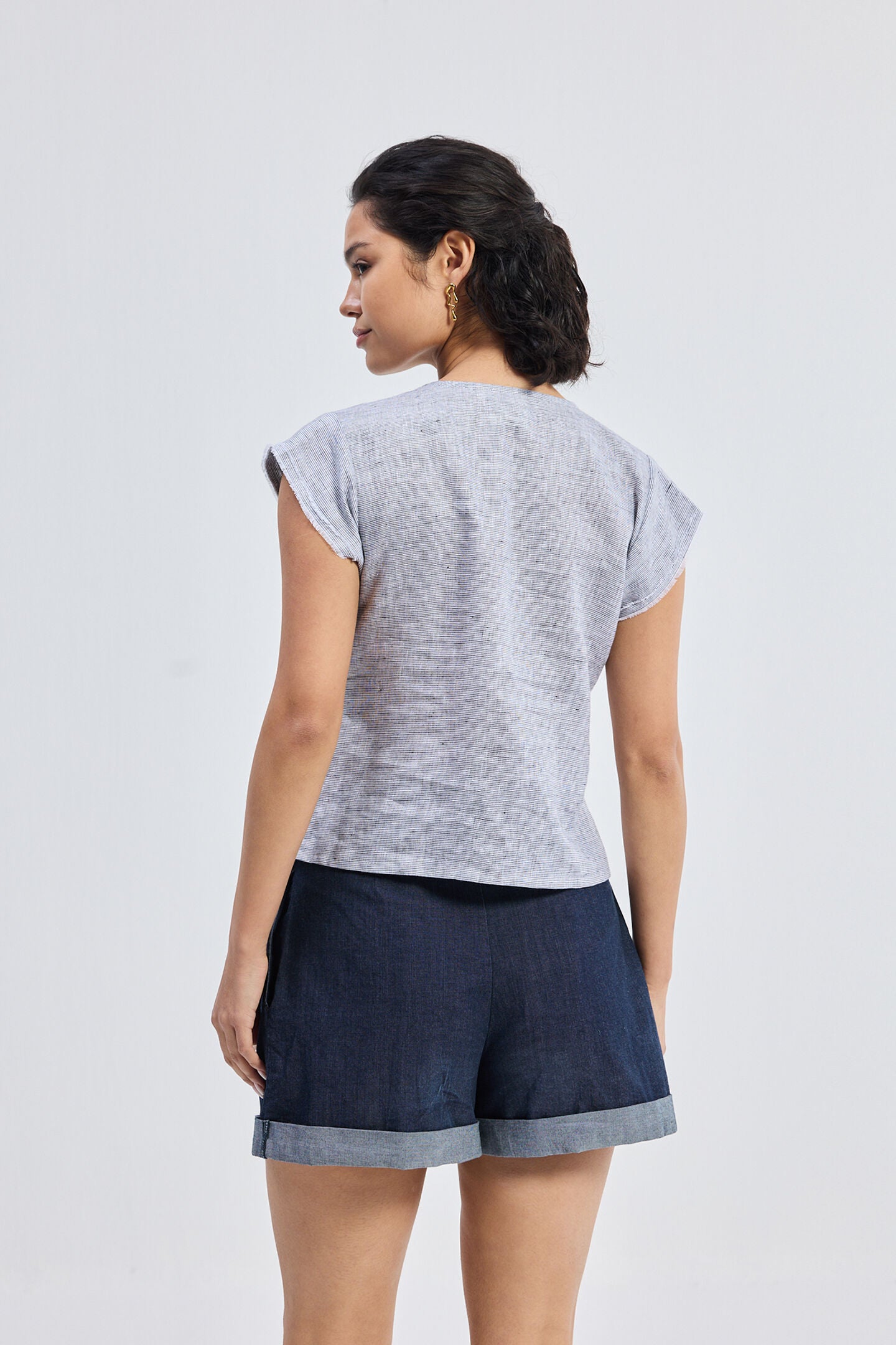 Deep V-neck short top in Linen Stripes, Pin striped Linen / Cool Gray, alternate image number 1