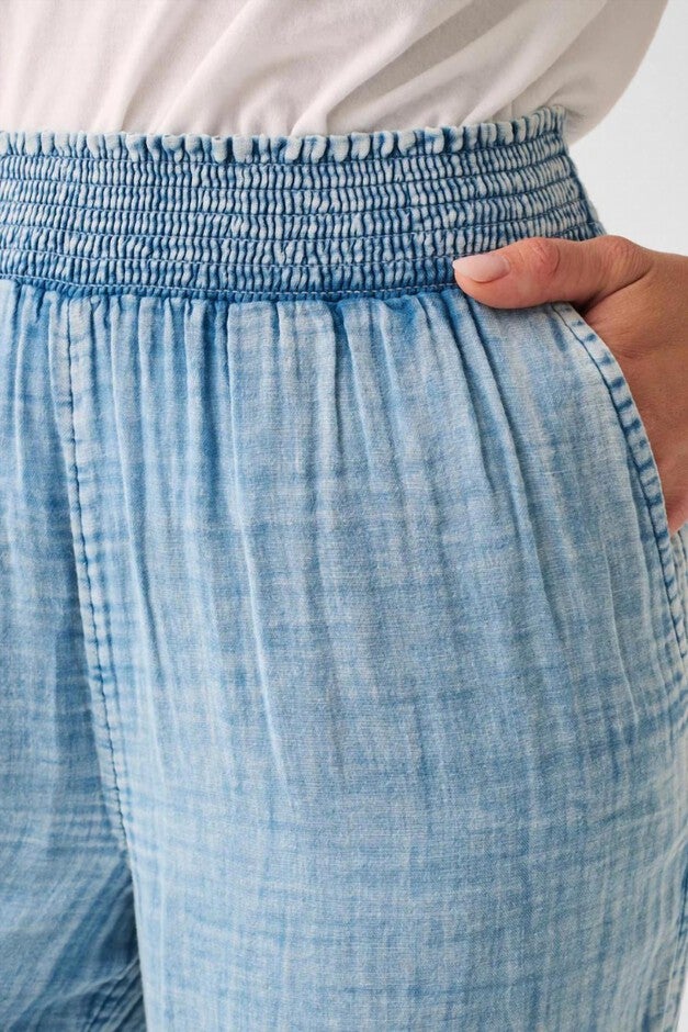 DREAM COTTON GAUZE WIDE LEG PANT IN LIGHT INDIGO WASH, , alternate image number null