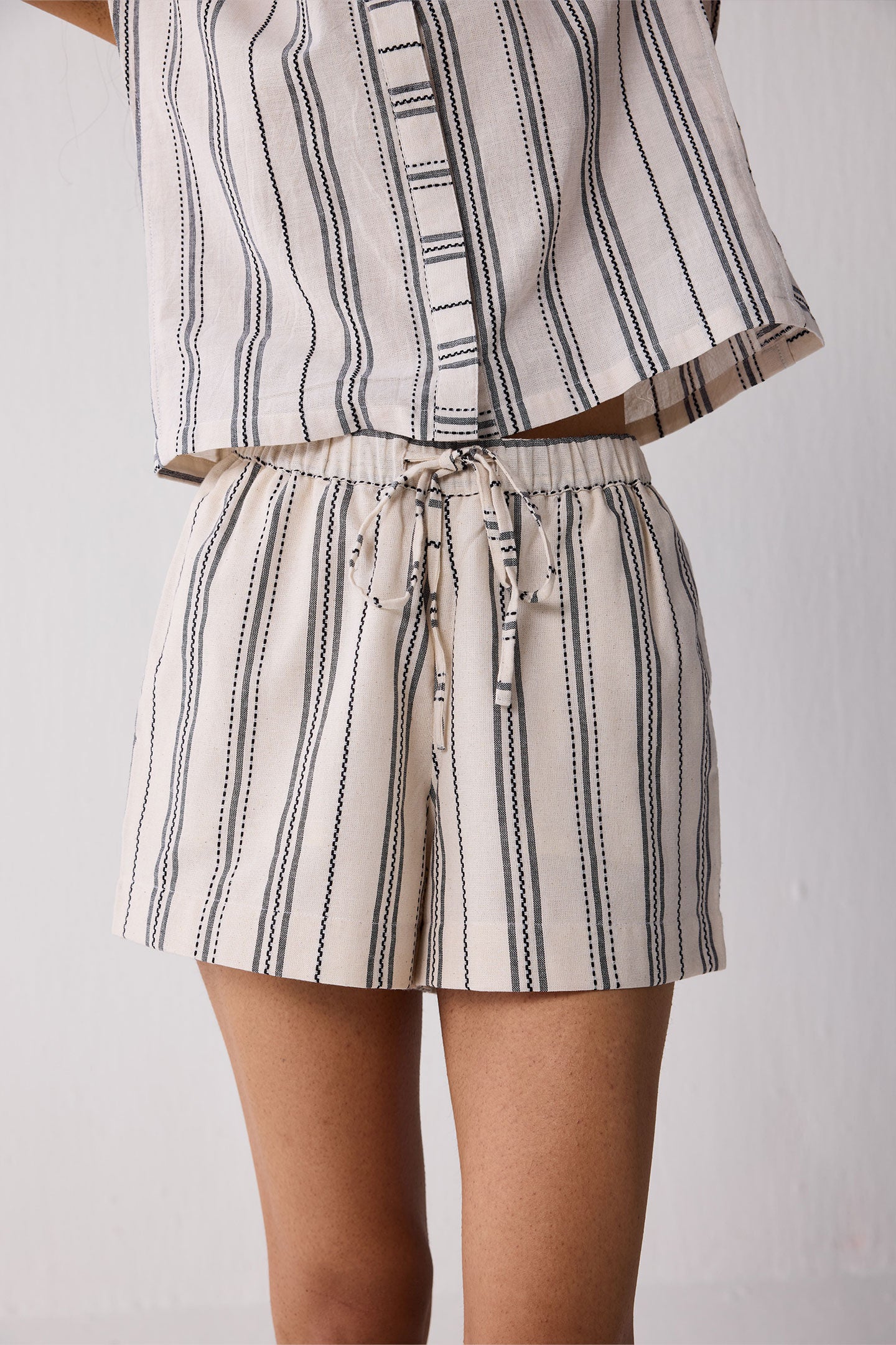 Regular Drawstring Shorts in Stripes, Linear Canvas / Cream, alternate image number 3