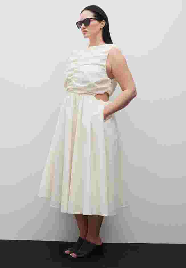 Shirred Bodice Midi Dress image number 4