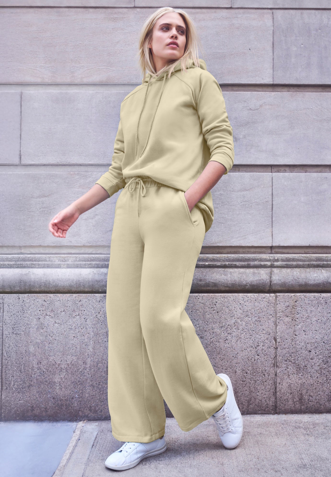 Wide Leg Fleece Sweatpant With Drawstring Waist image number 0