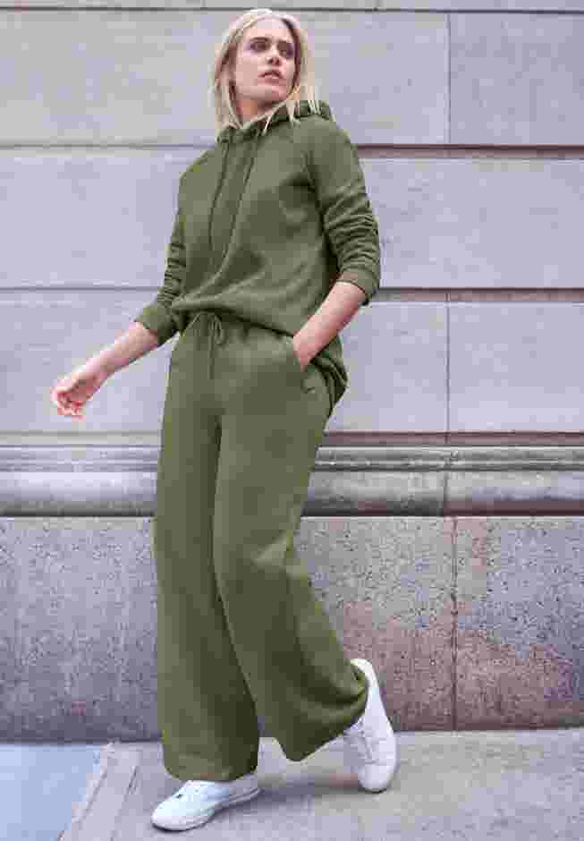 Wide Leg Fleece Sweatpant With Drawstring Waist image number 0