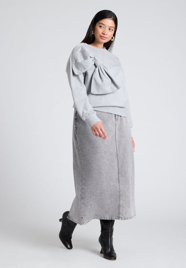 Dramatic Bow Sweatshirt image number null