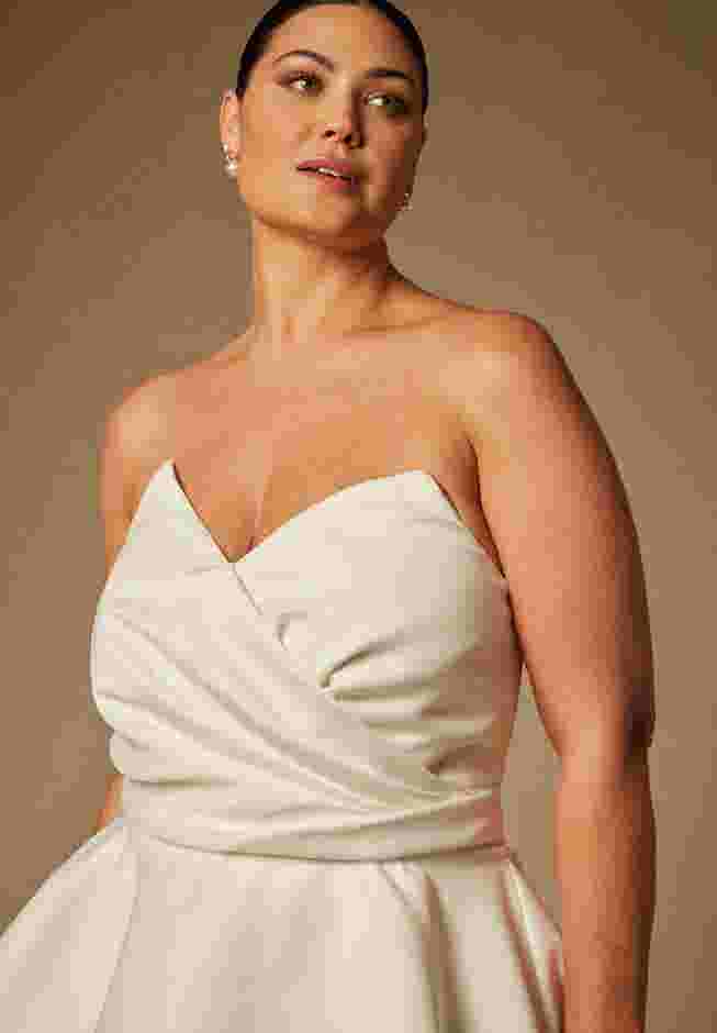 Bridal by ELOQUII Sculptural Gown With Removable Skirt image number 7