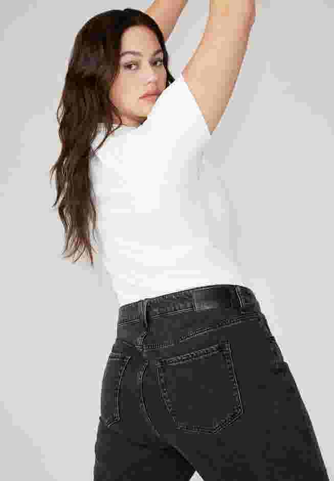 The Naomi Comfort Stretch Straight Leg Jean Crop image number 3