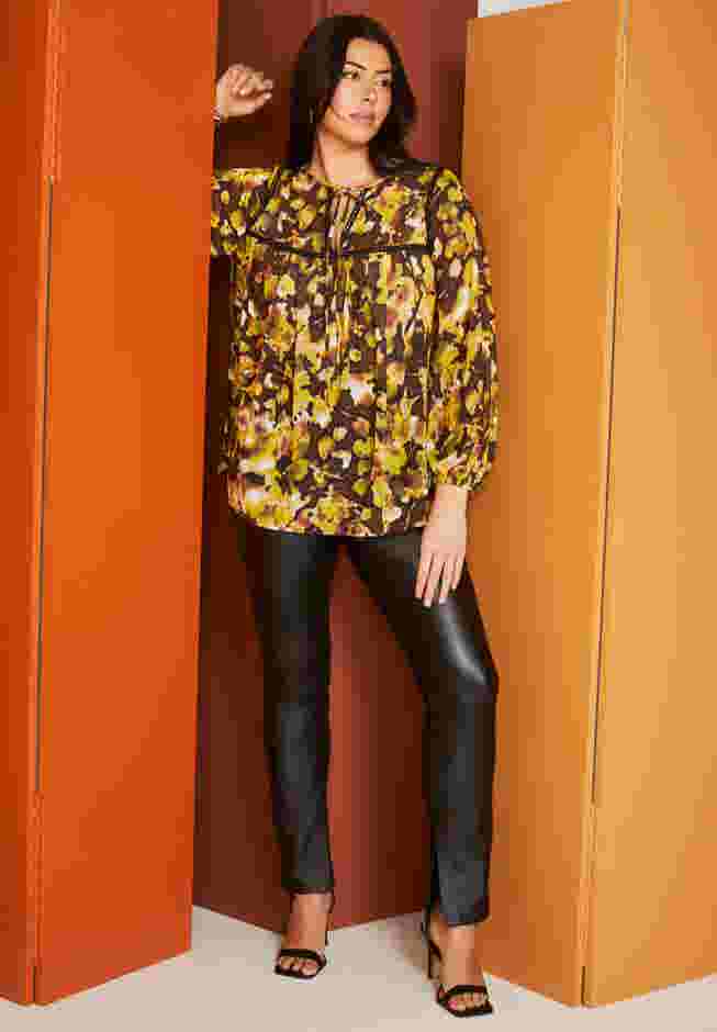 Split-Hem Faux Leather Legging image number 0