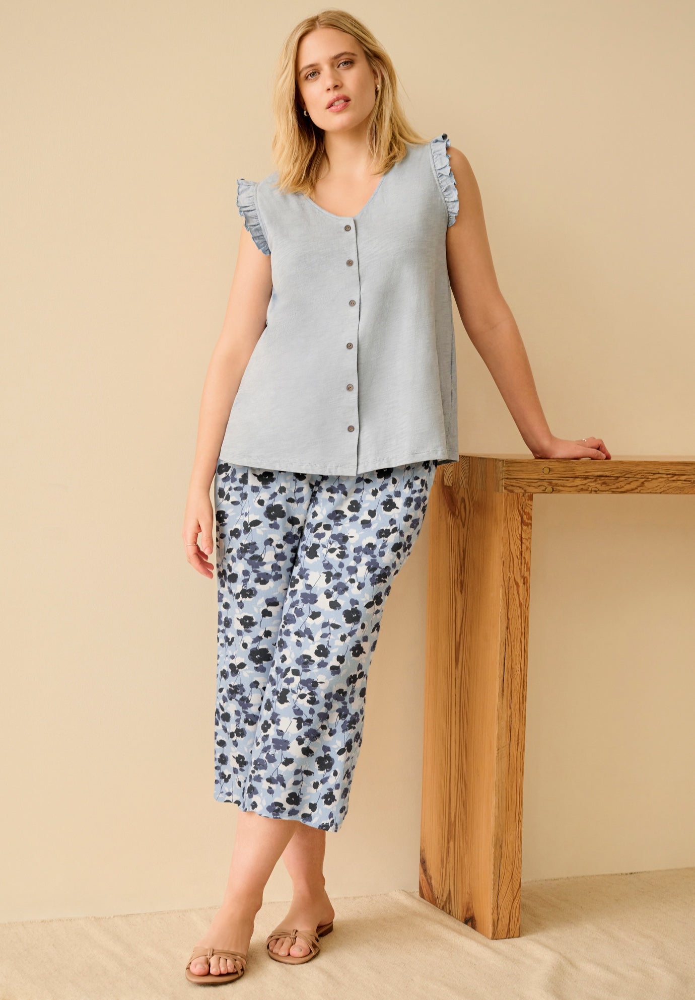 Wide-Leg Crop Pants image number 0