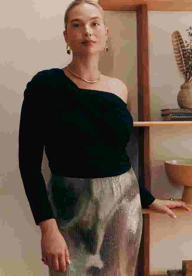 Shoulder-Twist Drape Top image number 3