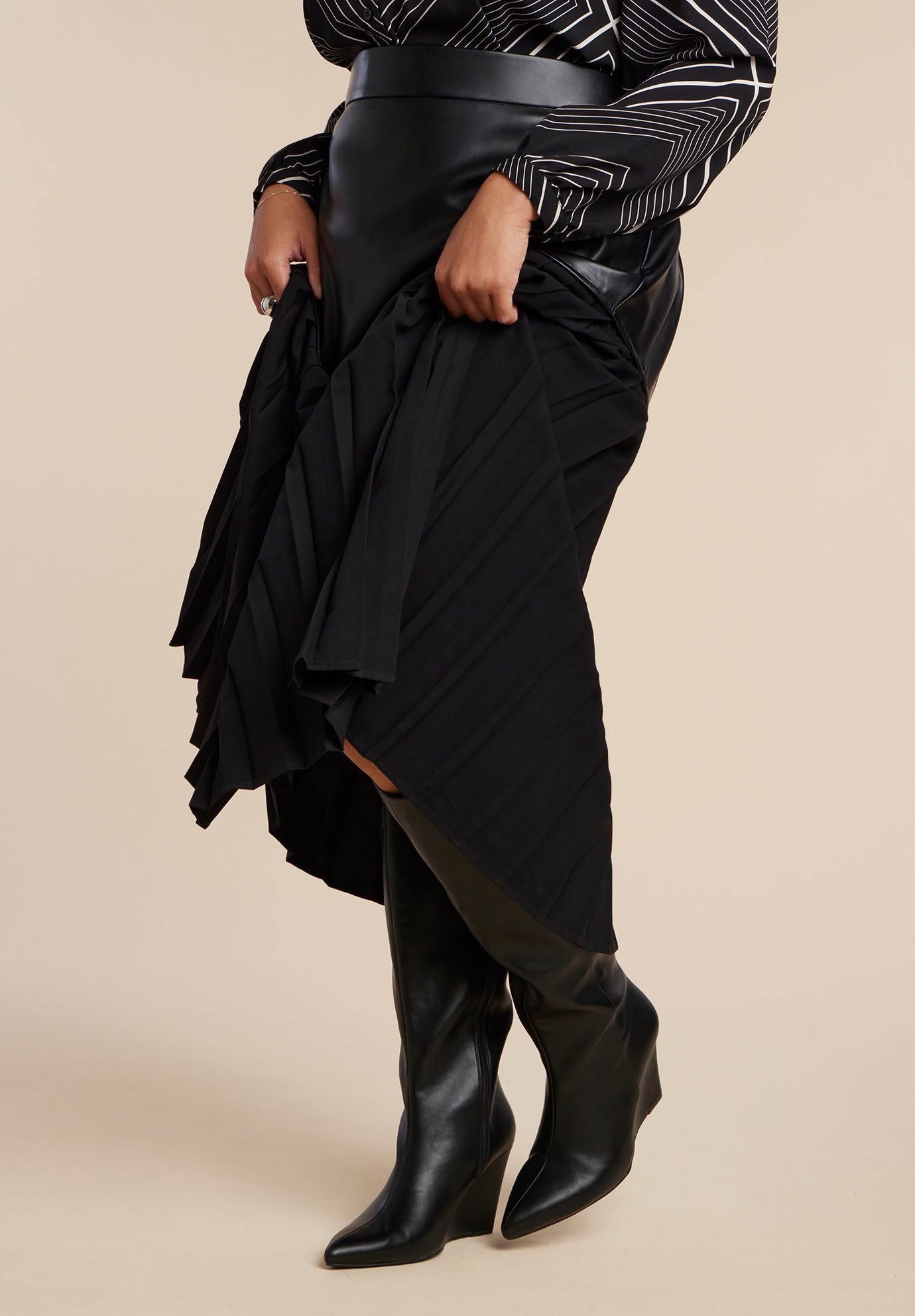 Pointed Toe Wedge Heel image number 0