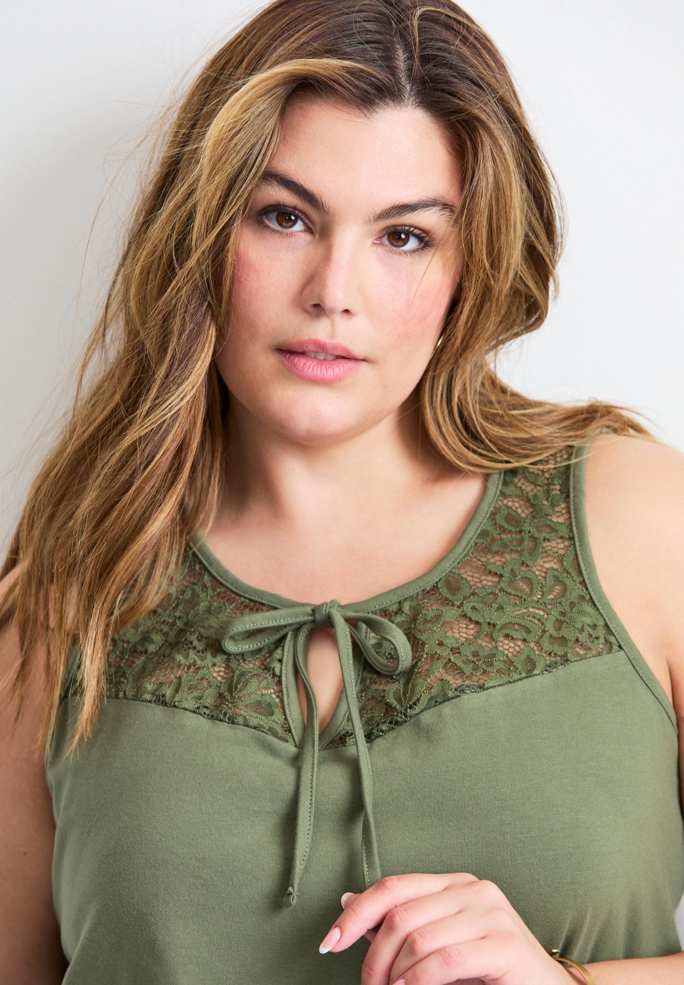 Lace Yoke Detail Tank image number 3