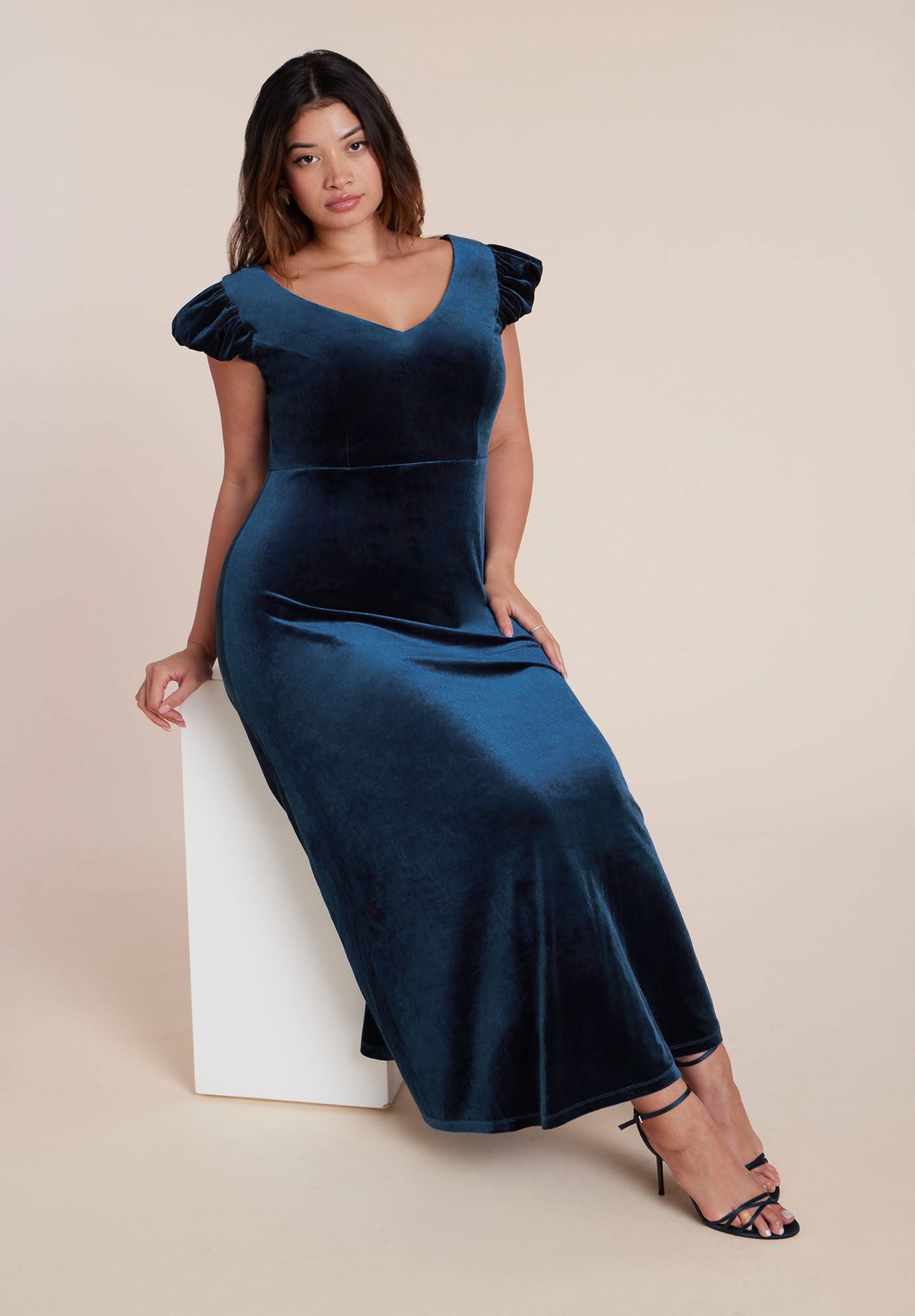  Velvet Short Puff Sleeve Maxi Dress image number 3