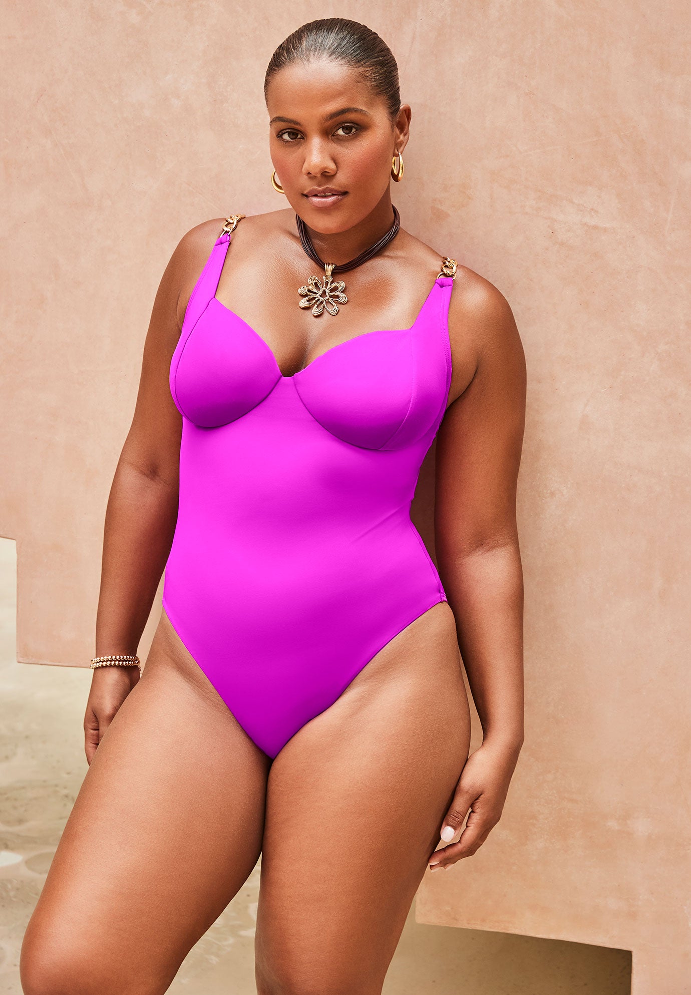 Chain Accent Underwire One Piece Swimsuit image number 4