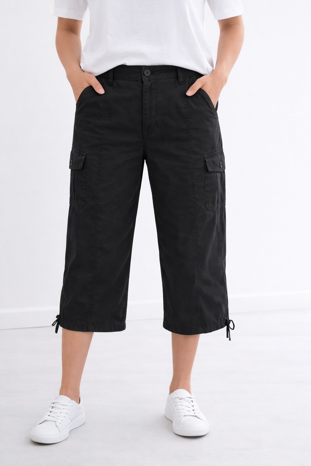 Mid-Rise Stretch Cotton Cargo Capris image number 0