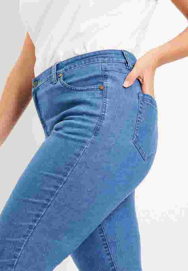 Curvie Fit Straight-Leg Jeans image number 3