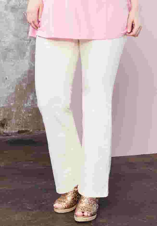 Curvie Fit Bootcut Jeans image number 0