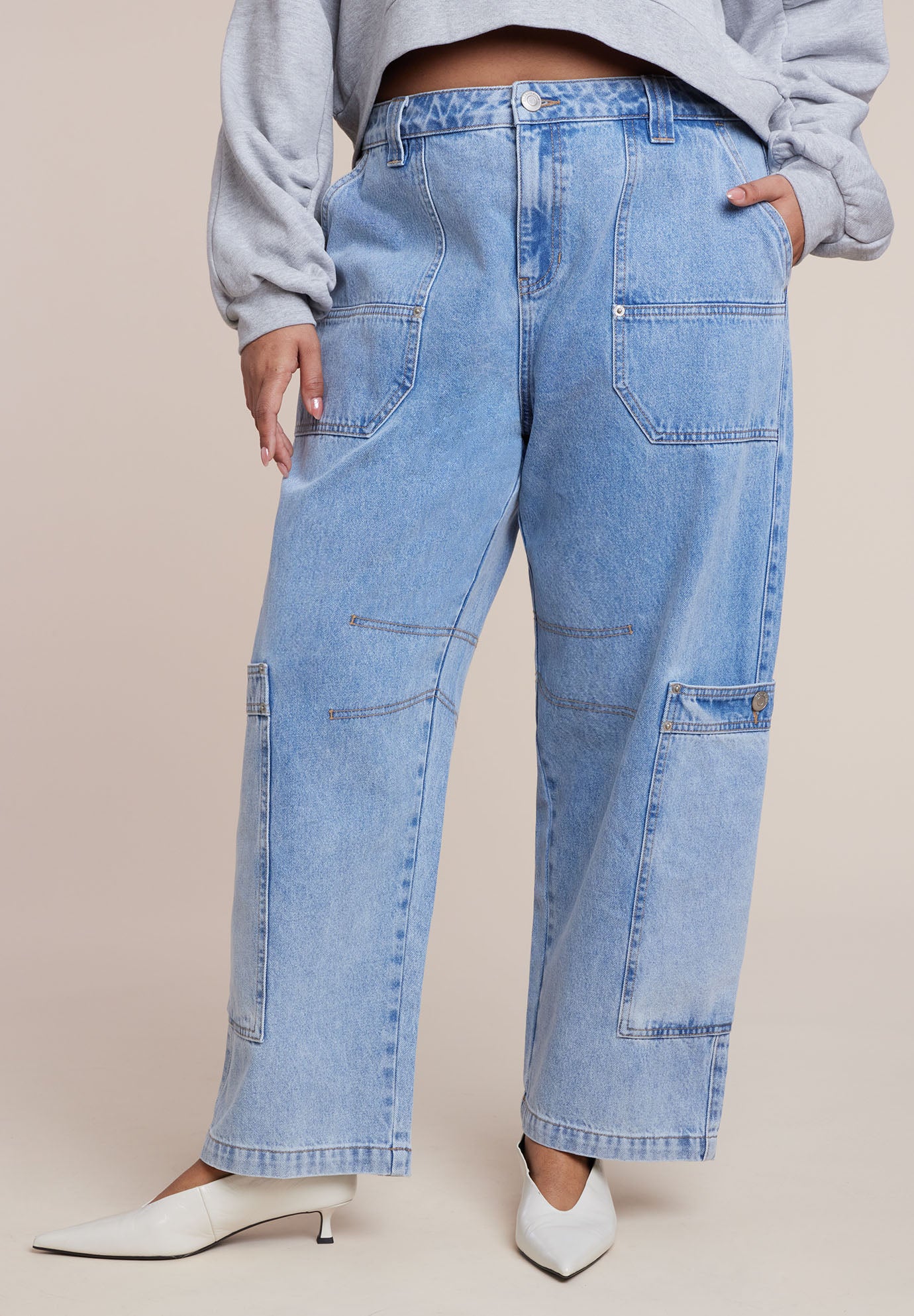 Low Rise Pocket Detail Loose Jean image number 1