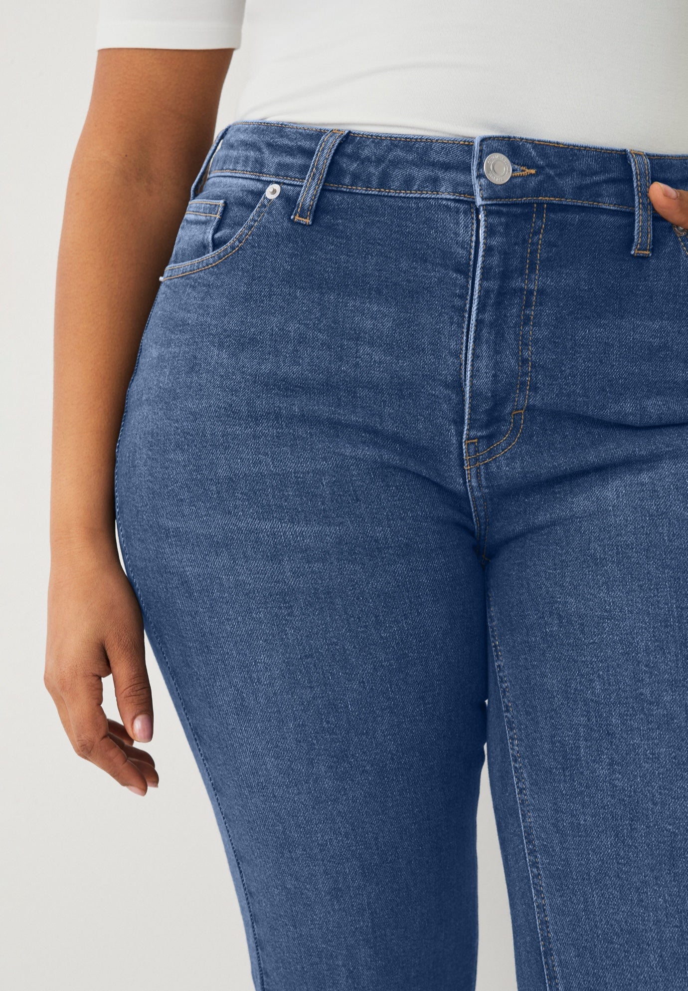 Mid-Rise Comfort Stretch 5-Pocket Bootcut Jeans image number 2