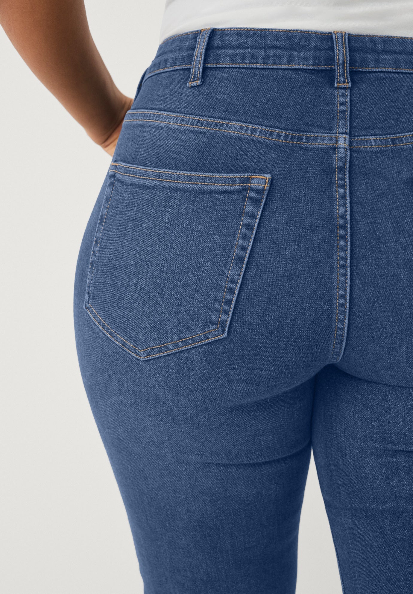 Mid-Rise Comfort Stretch 5-Pocket Bootcut Jeans image number 3